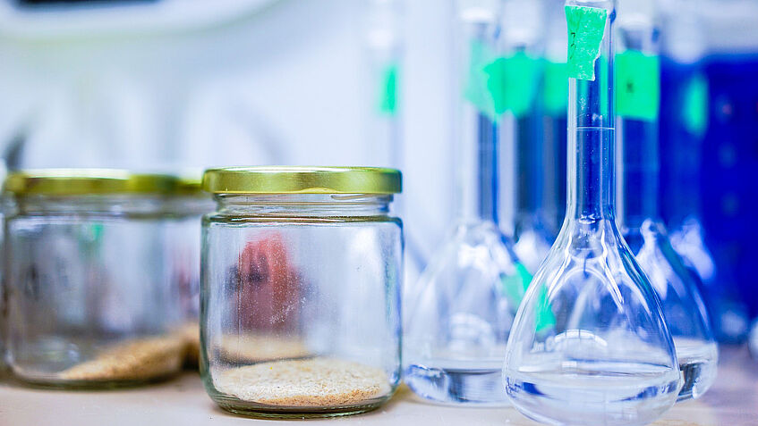 Gläser mit Getreide und Laborutensilien