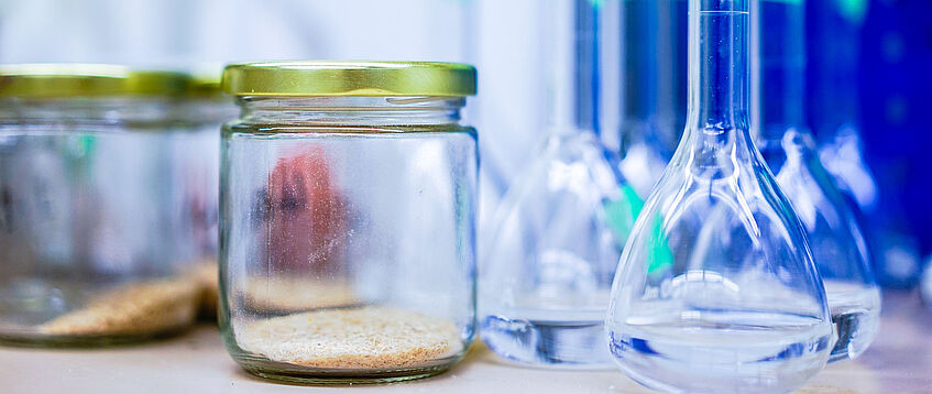 Getreide im Glas und Laborutensilien