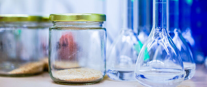 Glas mit Getreide und Laborutensilien