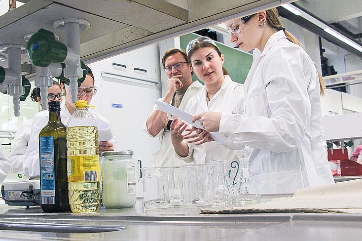 Schülerinnen beim Experimentieren im Labor (c) Jessica Walker