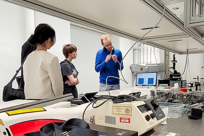 Schülerinnen im Labor der Physikalischen Chemie (c) Veronika Knoll