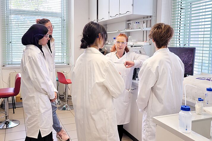 Schülerinnen mit Dr. Florek im Labor des Instituts für Funktionelle Materialien und Katalyse (c) Veronika Knolla